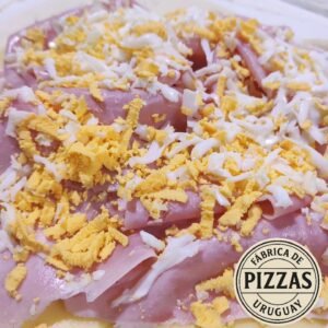 Pizza rellena – fábrica de pizzas – elaborada en horno a leña (Uruguay)