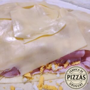Pizza rellena – fábrica de pizzas – elaborada en horno a leña (Uruguay)