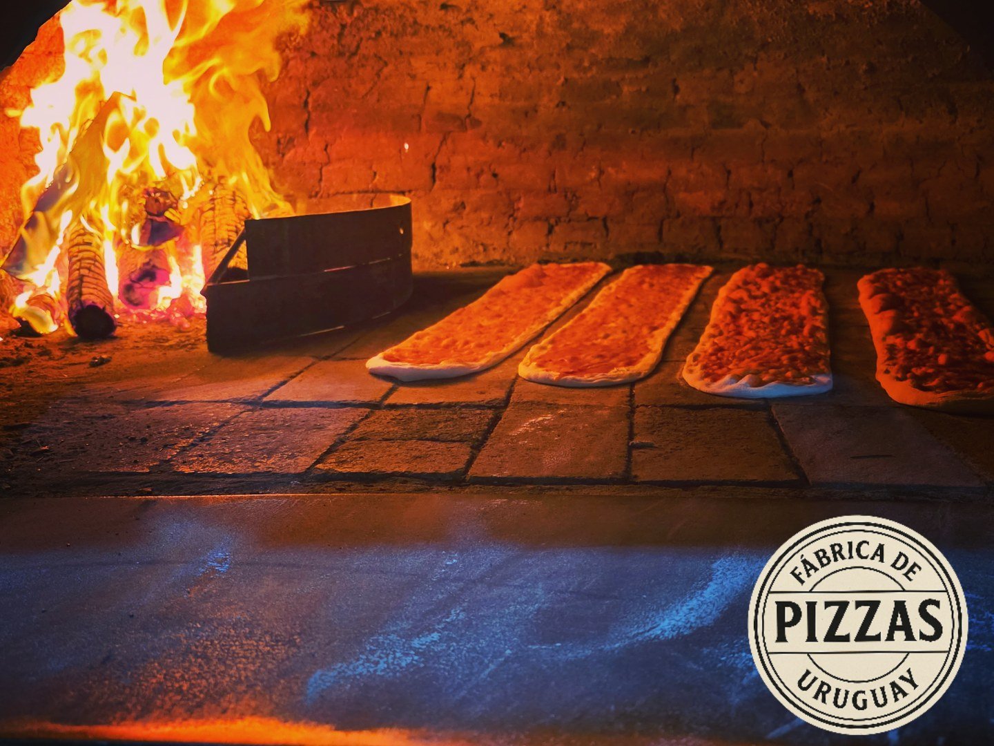 Pizza por metro prepizza – fábrica de pizzas – elaborada en horno a leña (Uruguay)